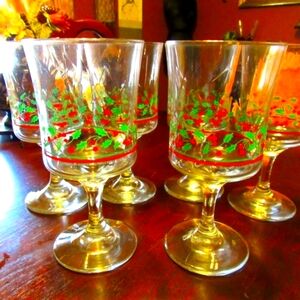 🔸🎄🔸 Vintage RARE Collectible Christmas Holly Berry Wine Glasses Set (6)